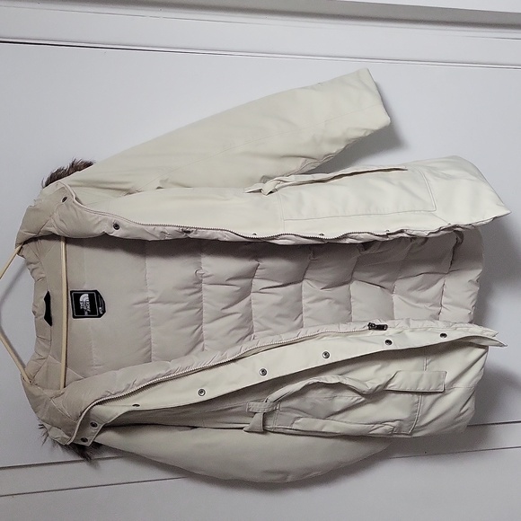 The North Face Women's Beige Parka with Faux Fur Hood Large size pre-owned. - Picture 12 of 12